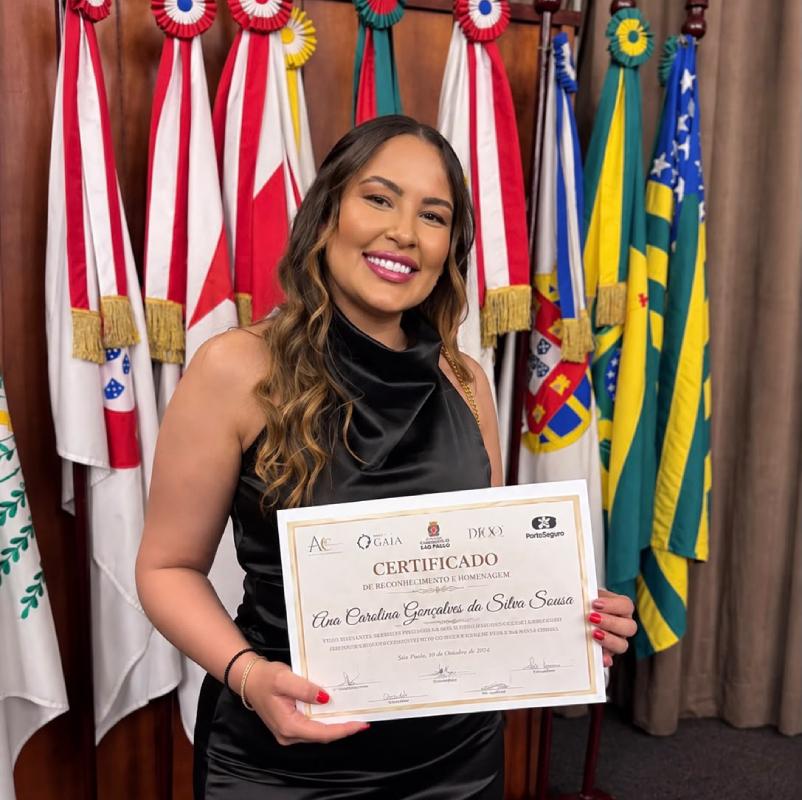 Ana Carolina Gonçalves , CEO da AC Clinic Estética Avançada, brilha na segunda Edição Ouro Melhores do Ano e assina homenagens ao lado da Vereadora Edir Sales